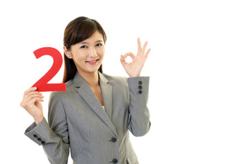 数字を持つ女性