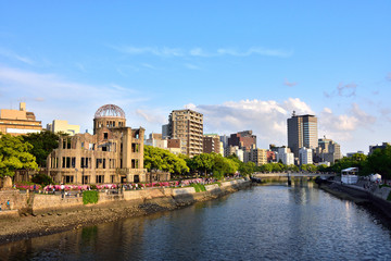 広島平和記念公園の原爆ドームと街並み
