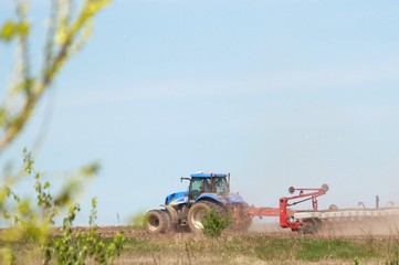 Fototapeta na wymiar Трактор в поле