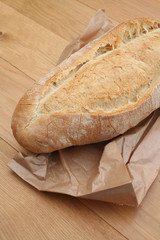 forma di pane su tavolo di legno