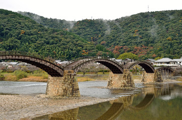 Kintai-brug over de Nishiki-rivier in Iwakuni
