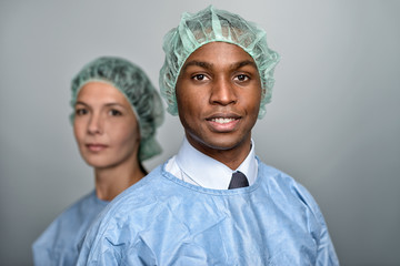 Selbstbewusster afrikanischer Arzt und Krankenschwester