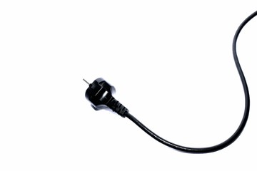 Enchufe negro sobre fondo blanco