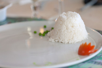 riz blanc dans une assiette