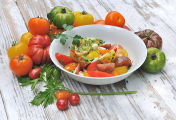 assiette de tomates fraîches avec différentes variétés