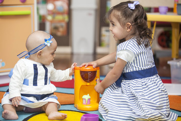 Jugando a cocinar con mi hermanita