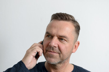 Attraktiver mittelalter Mann mit Handy