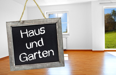 Kreidetafel mit Haus und Garten