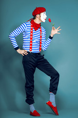 mime in red beret with flower - 82934652