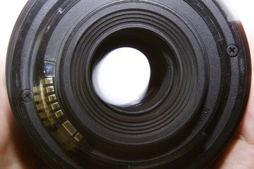 Cámara de fotografía sobre fondo blanco

