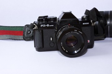 C&aacute;mara de fotograf&iacute;a sobre fondo blanco
