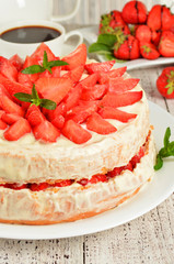 Sponge cake with cream and strawberries