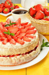 Sponge cake with cream and strawberries