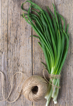 A bunch of green onions on a wooden table
