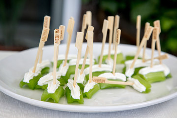 Sedano e formaggio fresco su piatto bianco