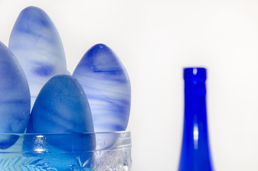 Piedras y botella azules