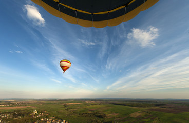 Obraz premium Błękitne niebo i balon na ogrzane powietrze