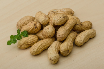 Raw peanuts