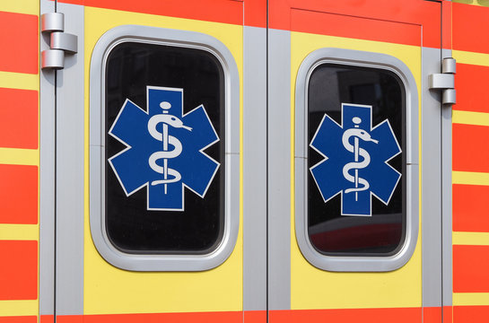 &Auml;skulapzeichen, &Auml;skulapstab, Asklepiosstab Symbol auf einem Krankenwagen