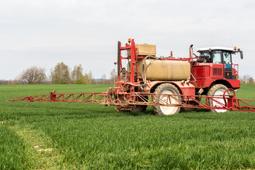 Obraz premium Spraying the herbicides on the green field