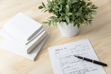 問診票を書く
