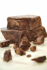 Morceaux de chocolat brisé en block pour dessert