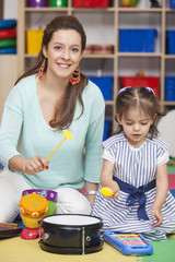 Con mamá tocando instrumentos musicales