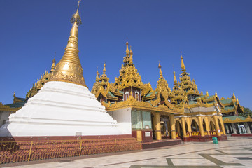 Fototapeta premium ヤンゴンのシュエダゴォン・パヤー