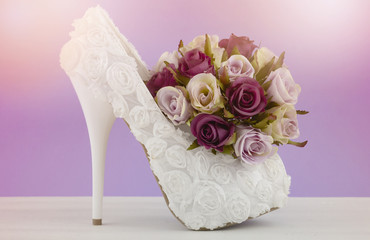 Naklejki  Ślubna koncepcja ślubna z białym kwiatowym butem na wysokim obcasie i różą
