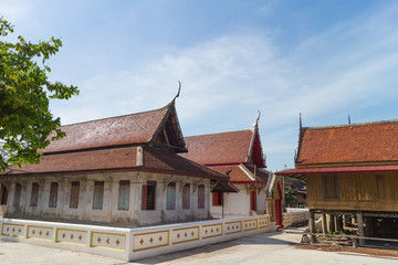 Fototapeta na wymiar the ancient Temple under sunlight at Wat Kwid