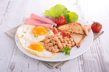 breakfast with bean,egg and bacon