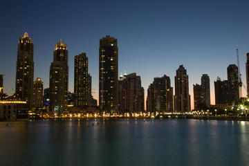 Obraz premium Dubai Mall pool lights of buildings at night
