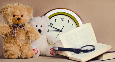 Toys bear cubs sit before round clock   © vladz_2009