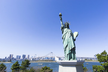 Obraz premium お台場 自由の女神像とレインボーブリッジ 快晴青空 東京オリンピック競技会場