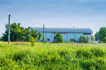 Fototapeta na wymiar Capannone, edificio industriale, fabbrica in campagna