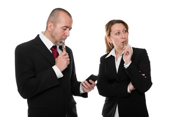 Geschäftsleute dampfen eine E-Zigarette oder telefonieren