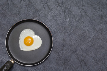 Яичница в форме сердца на сковороде