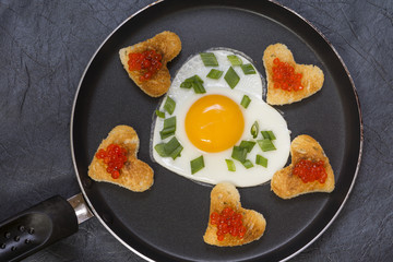 Яичница в форме сердца и гренки с икрой на сковороде