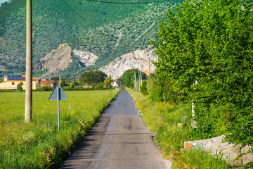 Strada di campagna, prati colline, Paesaggio Toscana