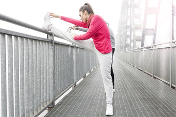 Obraz premium young runner stretch muscles before the race
