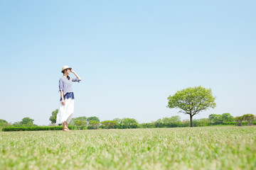 広場に立つ女性