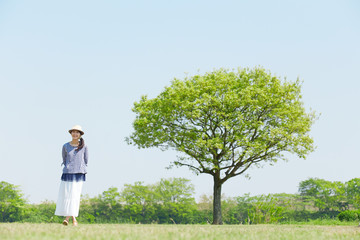 広場に立つ女性