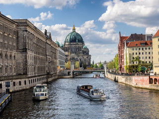 Berlin cathedral dom at river Spree from Nikolai Viertel © Frankix