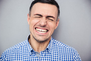 Obraz premium Man screaming over gray wall