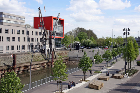blick auf das hafenbecken in neuss