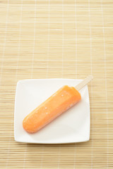 Helado de naranja con palo