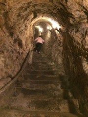 visitando una cueva bodega en castilla