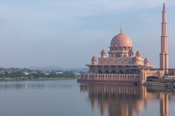 Fototapeta na wymiar Putra Mosque Malaysia, Putrajaya.