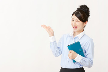 案内するビジネスウーマン