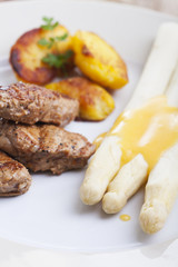 weißer Spargel mit Schweinefilet